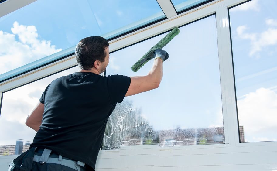clearing-the-view:-choosing-the-right-window-cleaning-company-in-san-diego